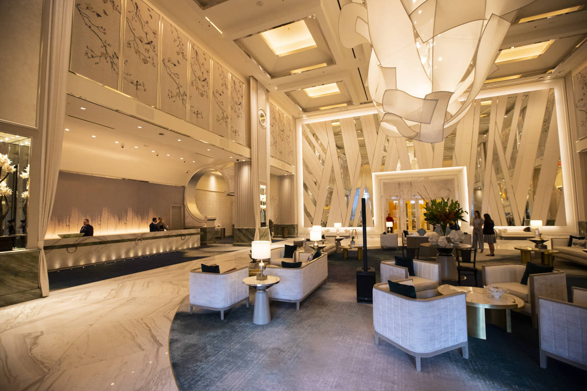 Una vista del vestíbulo de Crockfords se ve durante una visita a Resorts World antes de su ape ...