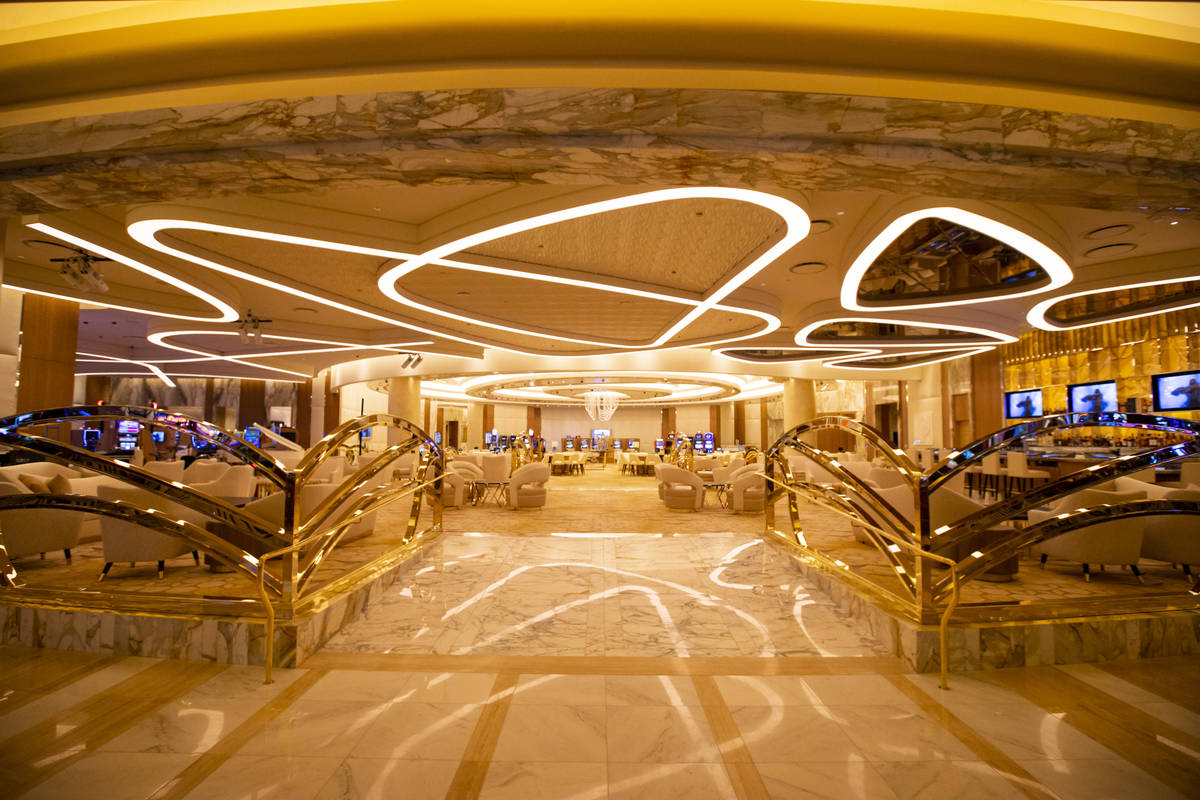 Una vista de la zona de juego de Crockfords durante un recorrido por Resorts World antes de su ...
