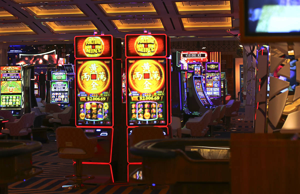 Una vista del piso del casino se ve durante un tour de Resorts World antes de su apertura en La ...