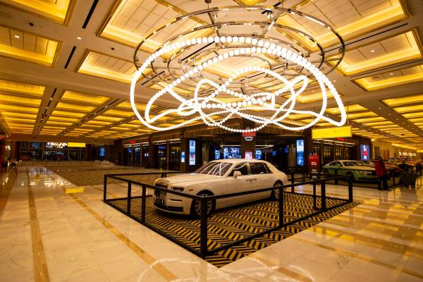 Un Rolls-Royce Phantom es visto durante un recorrido por Resorts World antes de su apertura en ...