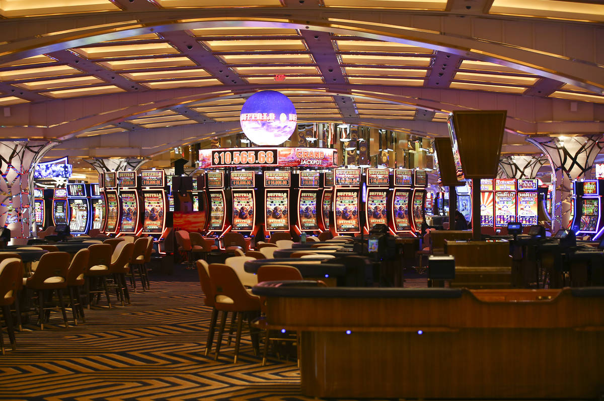 Una vista del piso del casino se ve durante un tour de Resorts World antes de su apertura en La ...