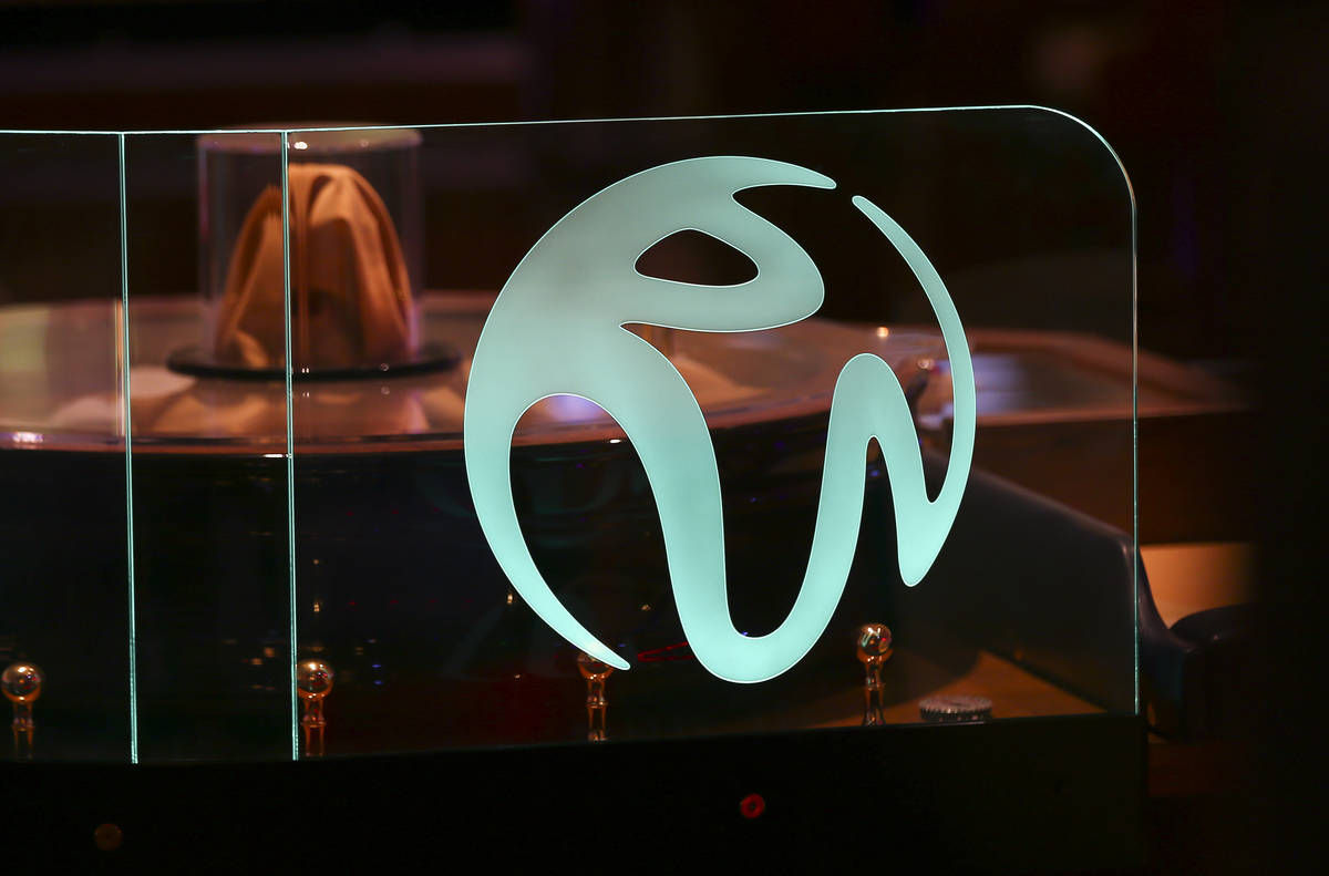 Un logotipo de Resorts World en una mesa en el piso del casino durante un recorrido antes de la ...