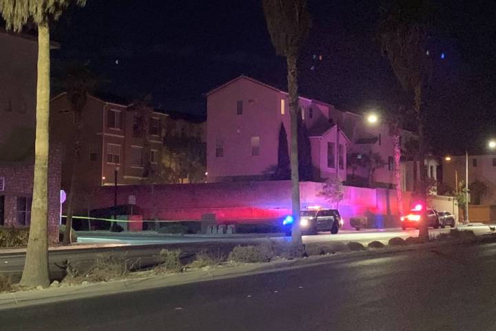 La policía de Las Vegas investiga un homicidio en un vecindario cerca de Elkhorn Road, en el n ...