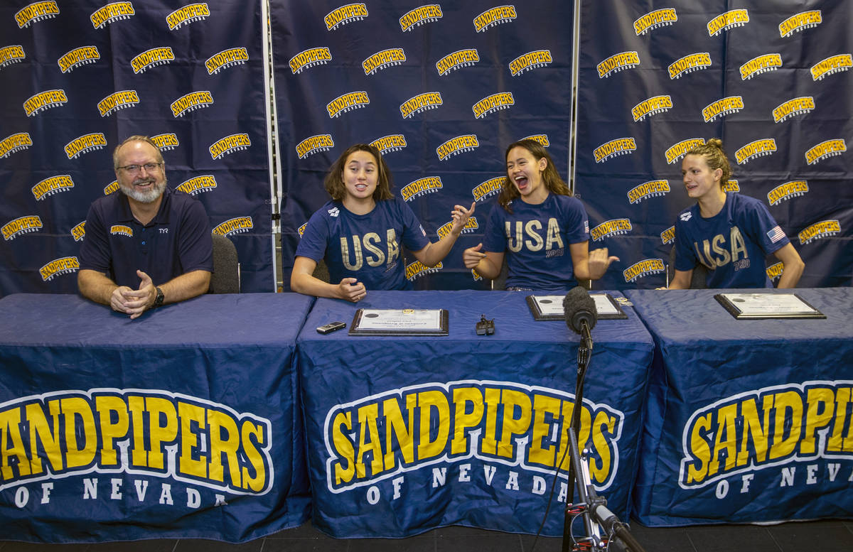 Las integrantes del equipo olímpico de natación Erica Sullivan, Bella Sims y Katie Grimes rec ...