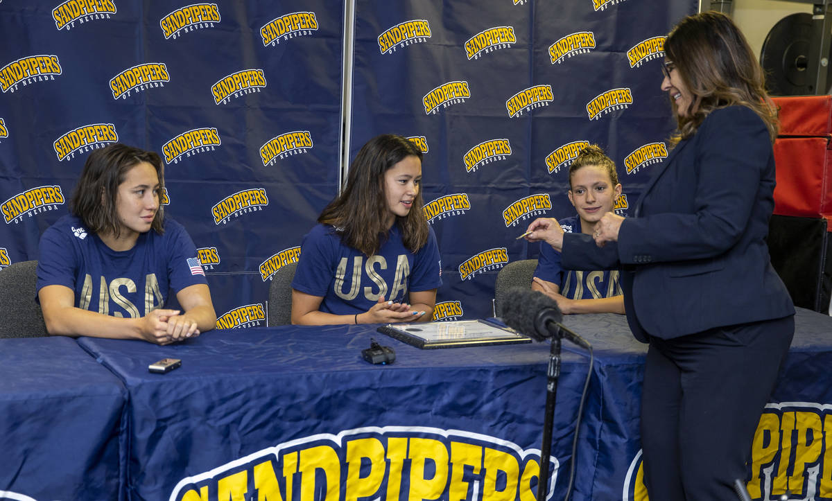 Las integrantes del equipo olímpico de natación Erica Sullivan, Bella Sims y Katie Grimes rec ...