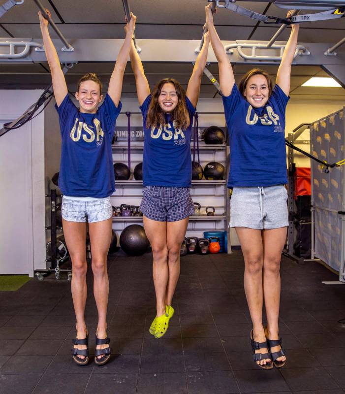 Las integrantes del equipo olímpico de natación Sandpipers of Nevada, Katie Grimes, Bella Sim ...