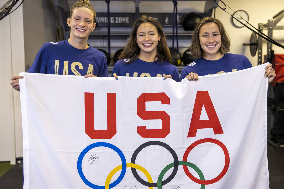 Las integrantes del equipo olímpico de natación Sandpipers of Nevada, Katie Grimes, de izquie ...