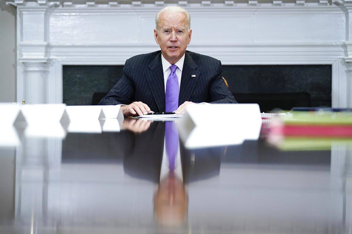 El presidente Joe Biden habla durante una reunión con la administradora de FEMA, Deanne Criswe ...