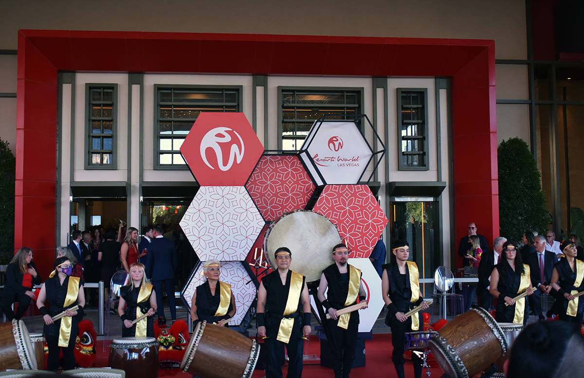 La ceremonia de inauguración fue a cargo del presidente del Resort World Las Vegas, Scott Sibe ...