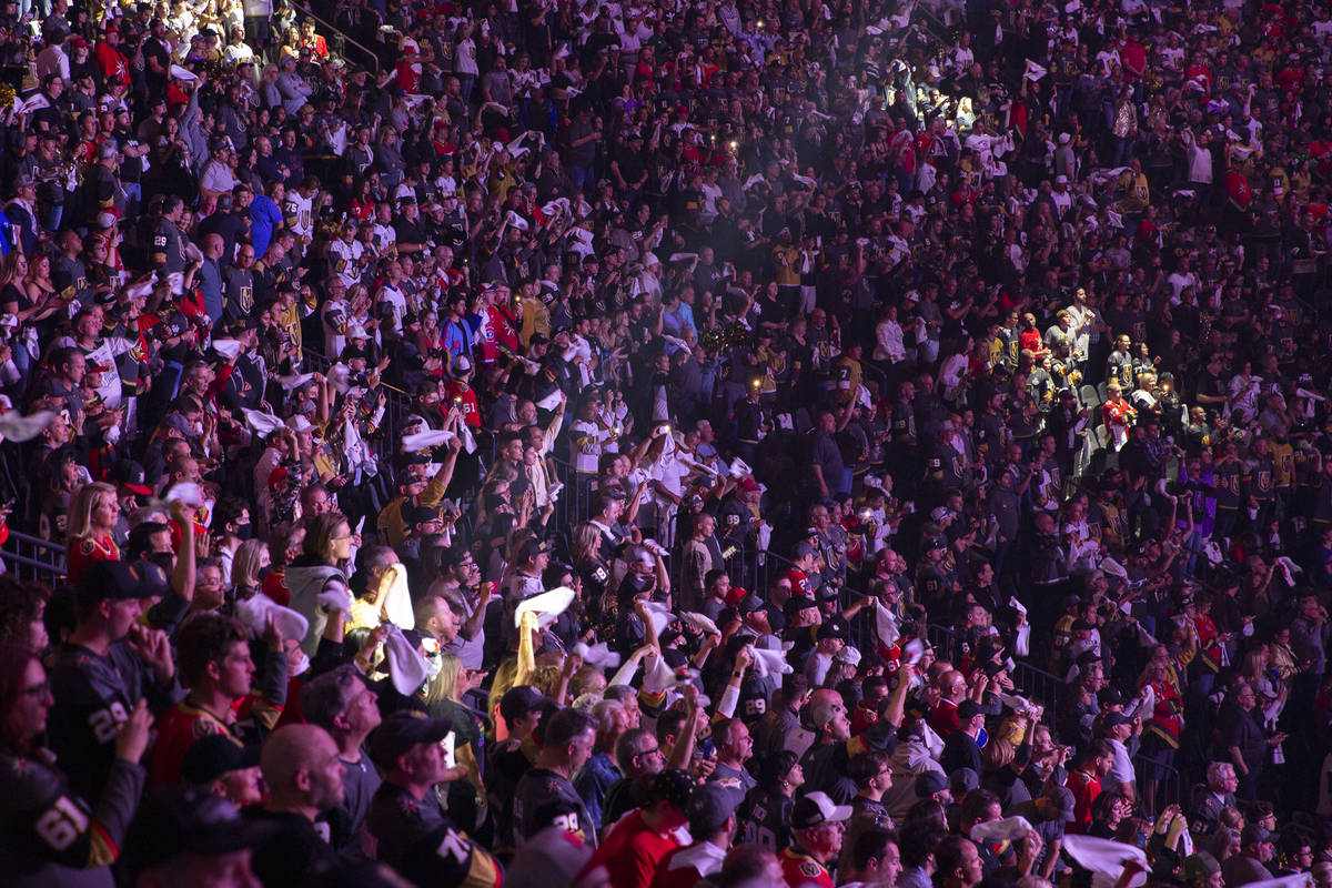 Fans de los Golden Knights llenan las gradas antes del quinto partido de la serie de semifinale ...