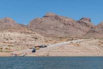 Vehículos se alinean en la rampa de lanzamiento de barcos de South Cove en el extremo este del ...