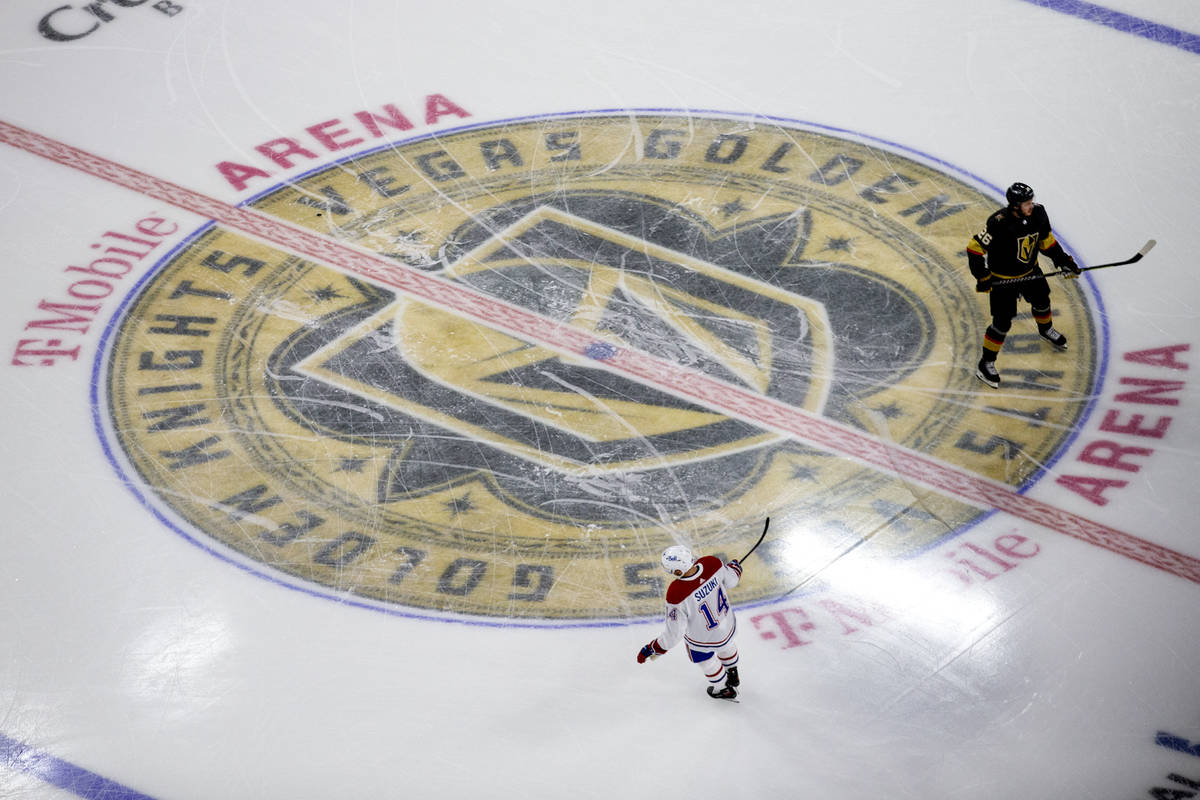 El centro de los Golden Knights, Mattias Janmark (26), y el centro de los Canadiens, Nick Suzuk ...