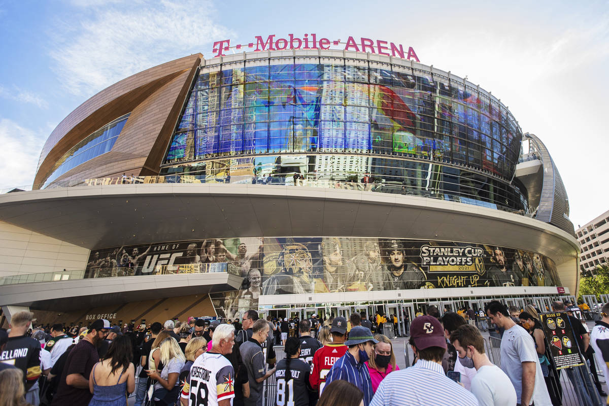 Fans esperan para entrar en T-Mobile Arena antes del inicio del séptimo partido de la primera ...