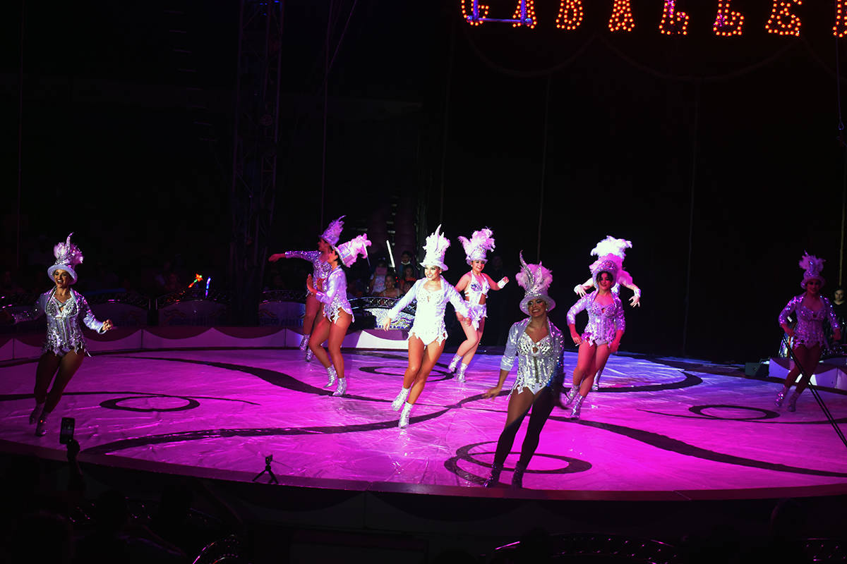 Las Bailarinas que dieron la bienvenida al espectáculo del Circo Hermanos Caballero vistieron ...