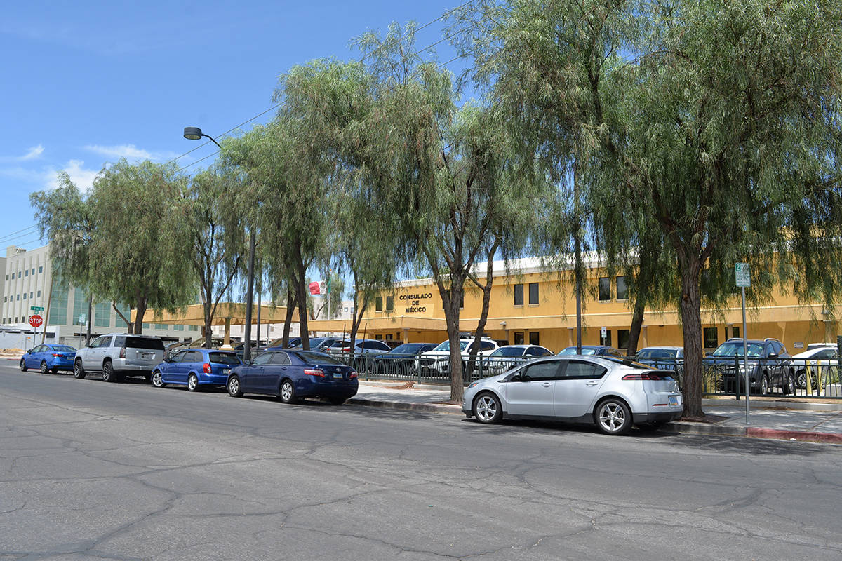 El uso de estacionamiento (en los parquímetros) para usuarios del Consulado de México en Las ...