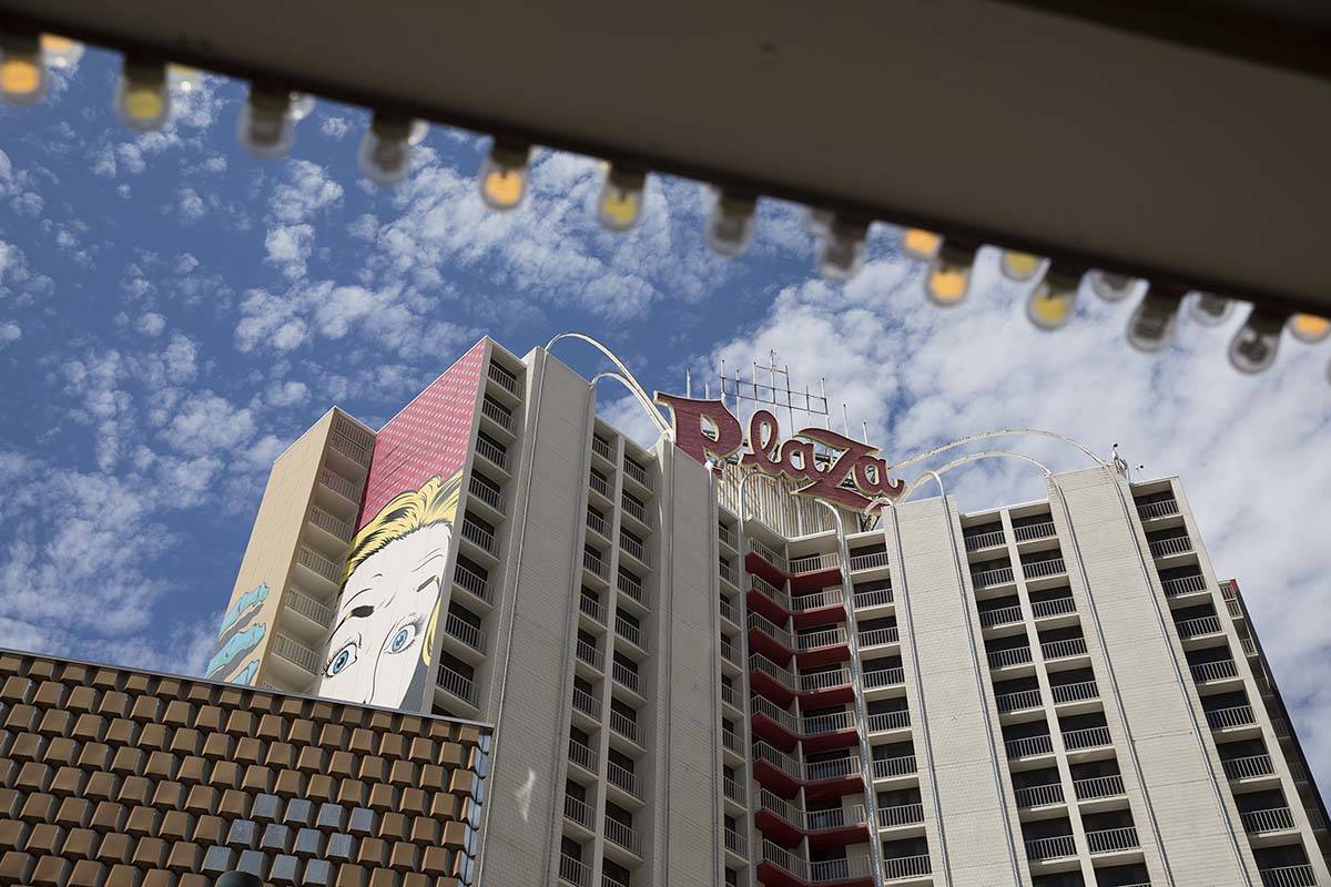 The Plaza, en el centro de Las Vegas, ofrece "Hard Hat Specials" para los trabajadores de la co ...