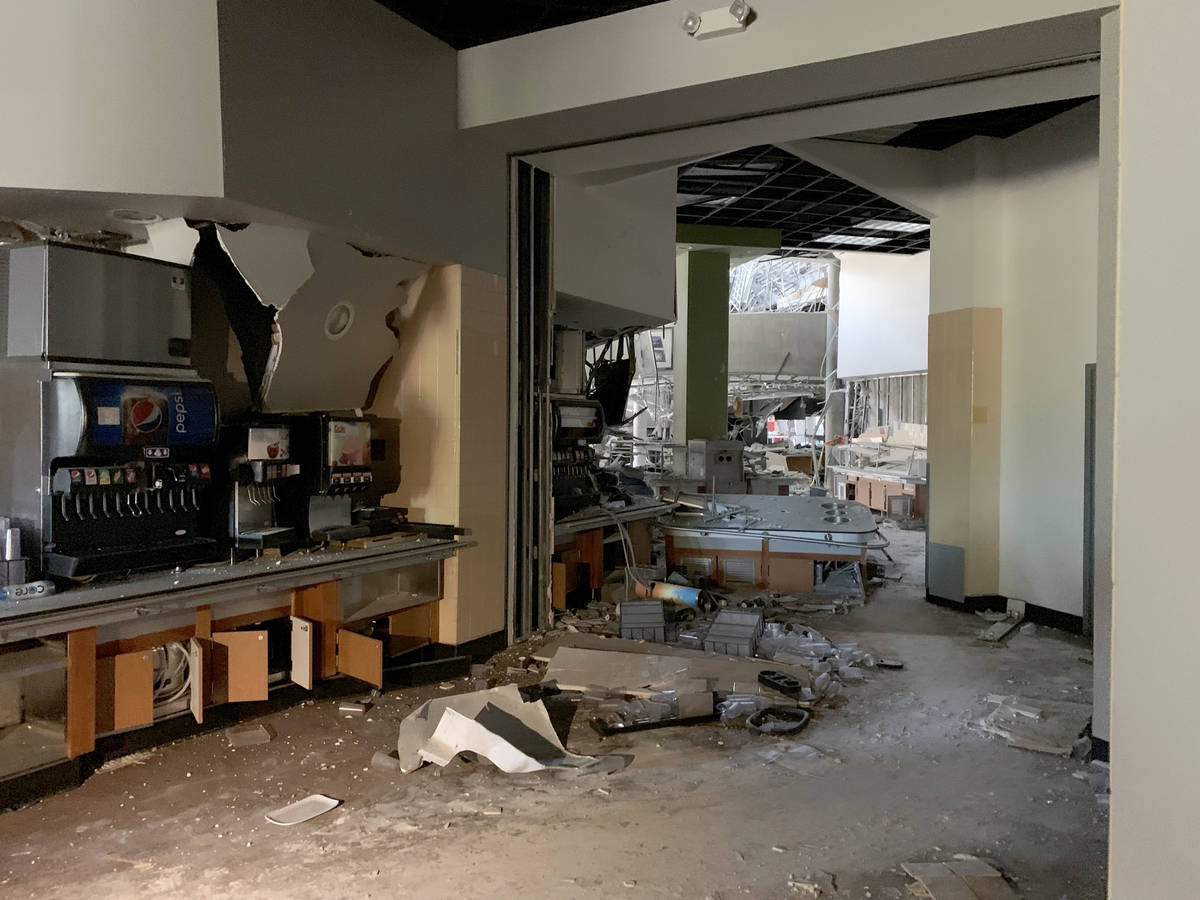 El exterior del Argenta Hall de la Universidad de Nevada, en Reno, tras las explosiones del 5 d ...