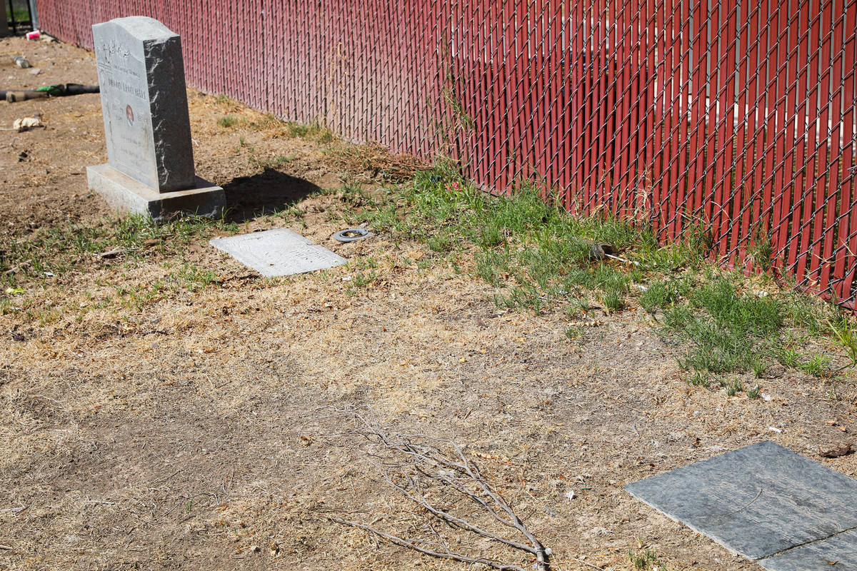 En la zona sin marcar entre las lápidas yacen cuerpos sin identificar en el cementerio Woodlaw ...