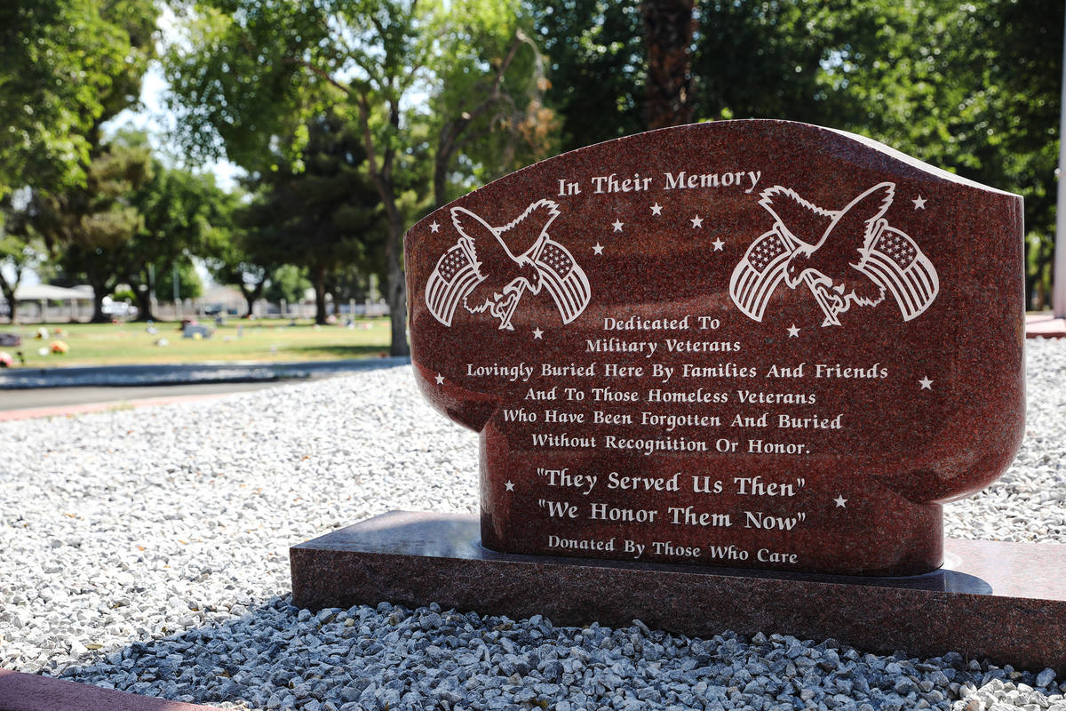 Una placa conmemorativa de los veteranos enterrados en el cementerio de Woodlawn, en Las Vegas, ...
