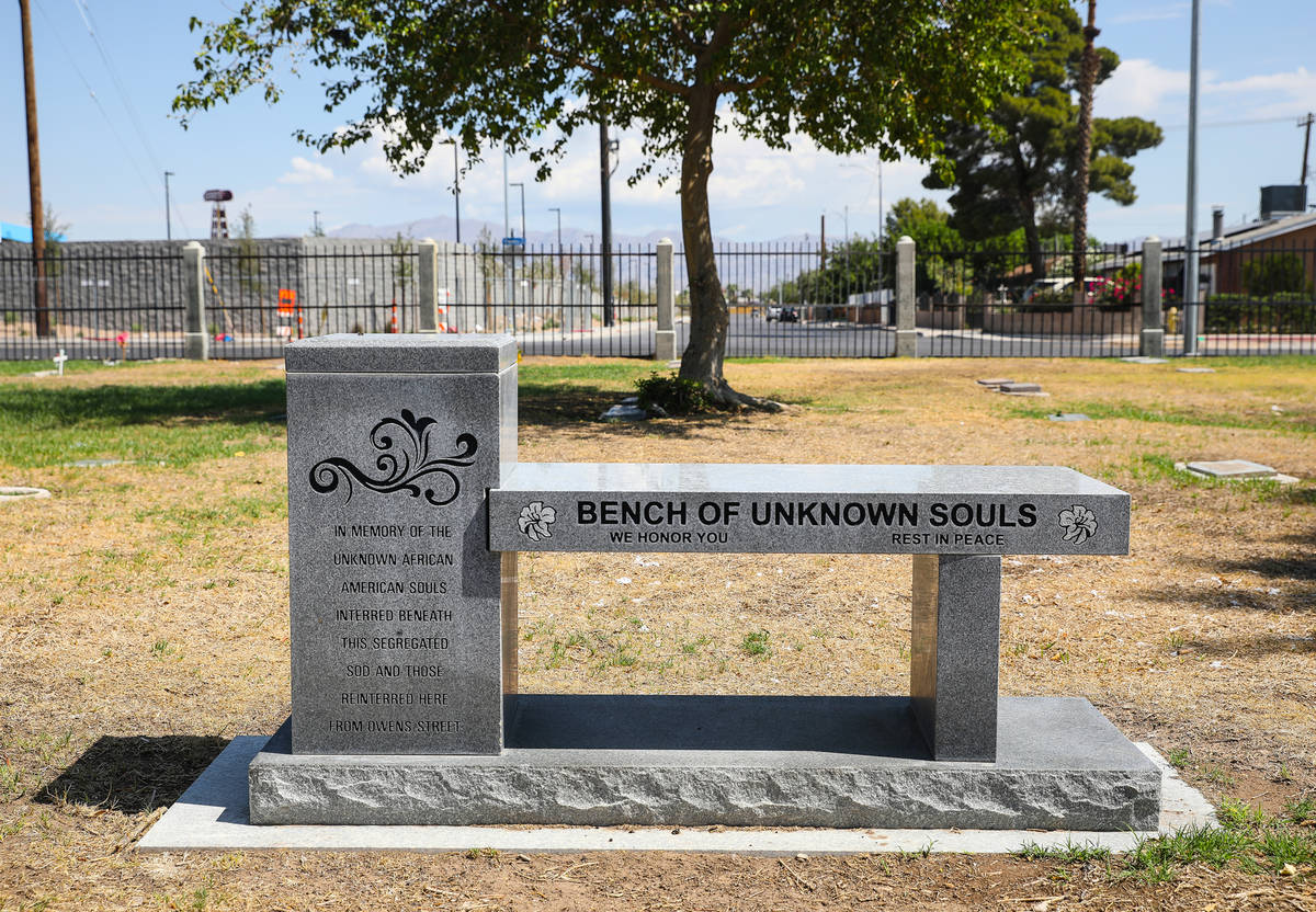 Un banco en honor a los afroamericanos desconocidos enterrados cerca en el cementerio de Woodla ...