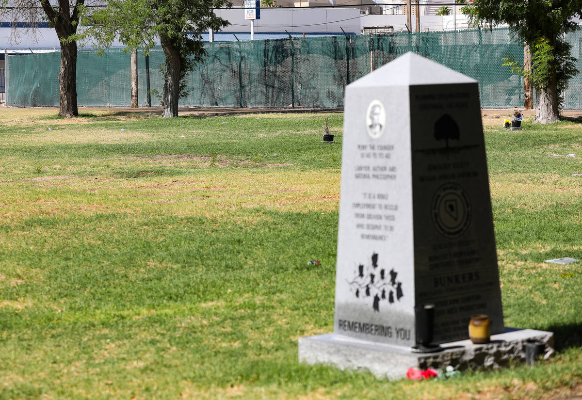 Un obelisco donado por la African American Genealogy Society en memoria de las personas que han ...