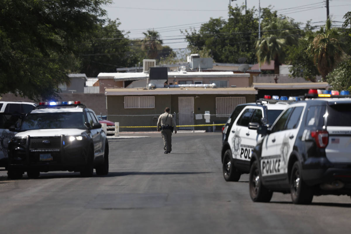 La policía de Las Vegas investiga en torno a la avenida Euclid, cerca del bulevar Oakey, despu ...