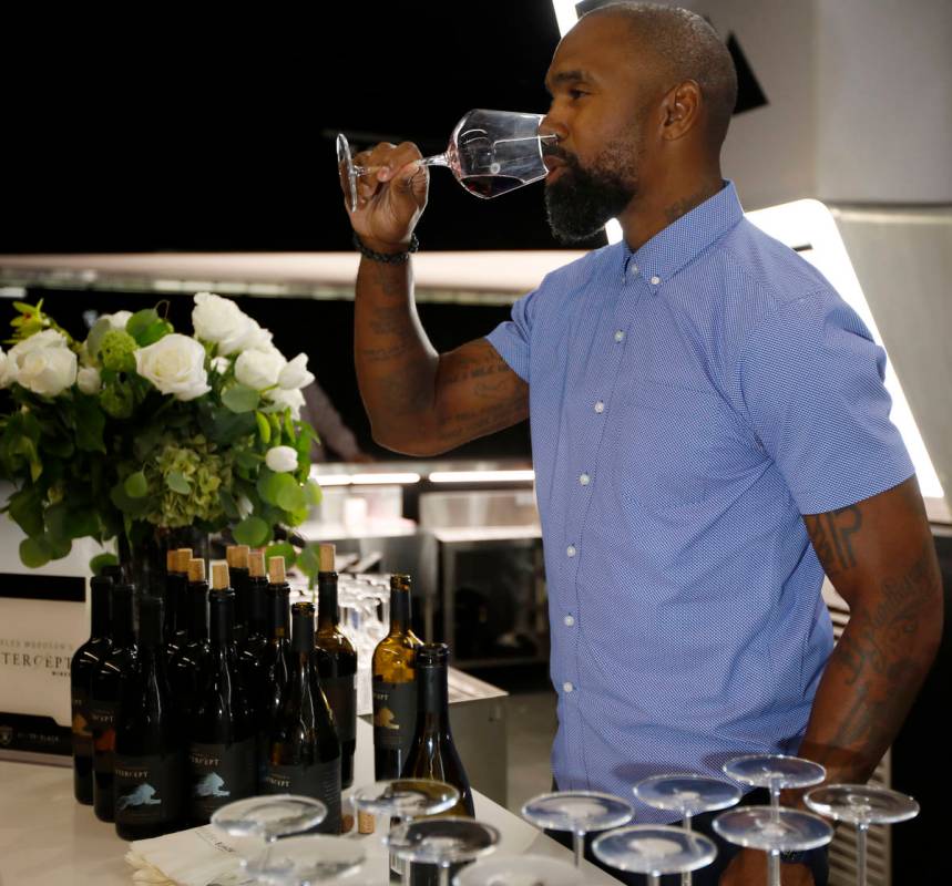 El ex jugador de fútbol americano de la NFL, Charles Woodson, promociona su vino "Intercept" d ...
