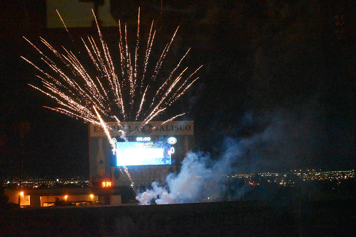 Al término del partido se apagaron las luces del estadio y comenzó el espectáculo de fuegos ...