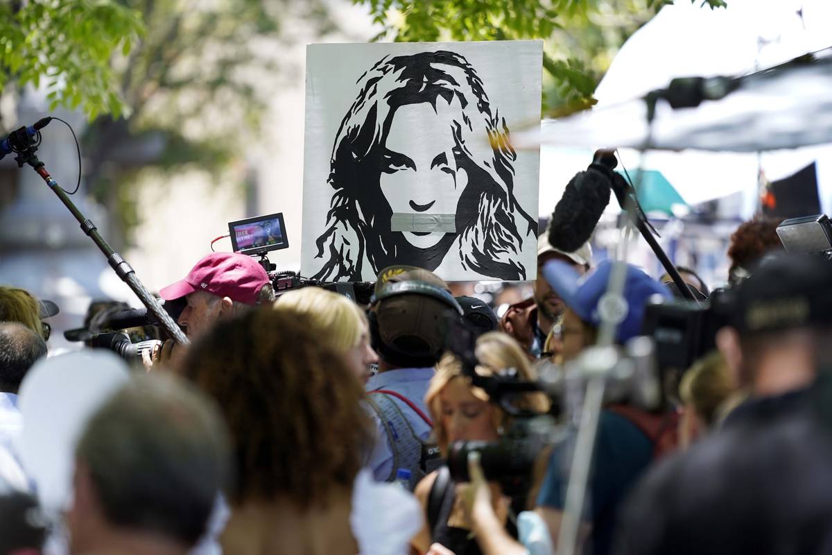 Un retrato de Britney Spears se cierne sobre los partidarios y los miembros de los medios de co ...