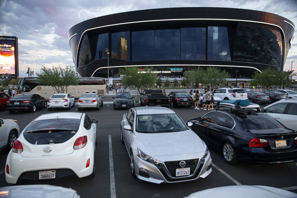 Coches estacionados en el lote C fuera del Estadio Allegiant en Las Vegas, el sábado 3 de juli ...