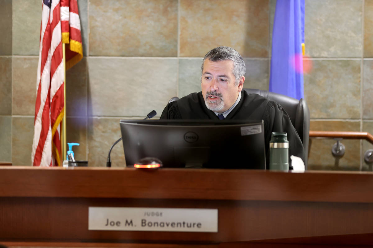 El juez de paz Joe Bonaventure preside en el tribunal del Centro Regional de Justicia de Las Ve ...