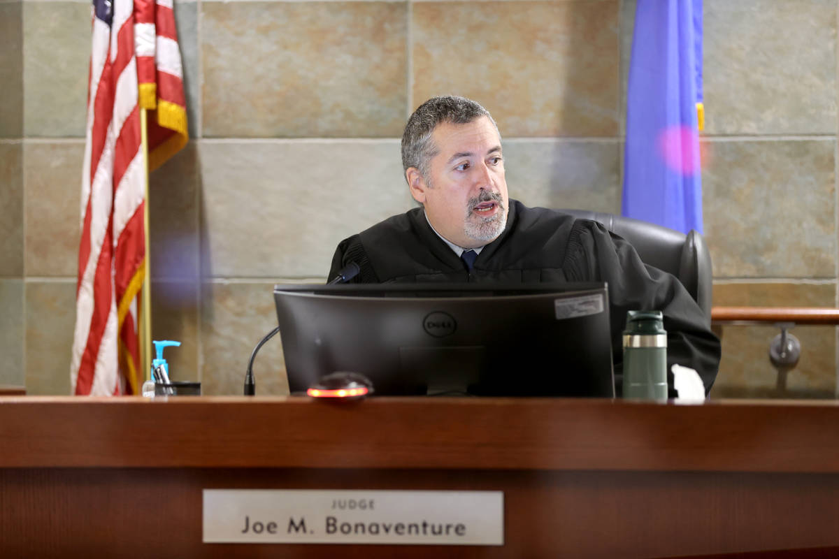 El juez de paz Joe Bonaventure preside en el tribunal del Centro Regional de Justicia de Las Ve ...