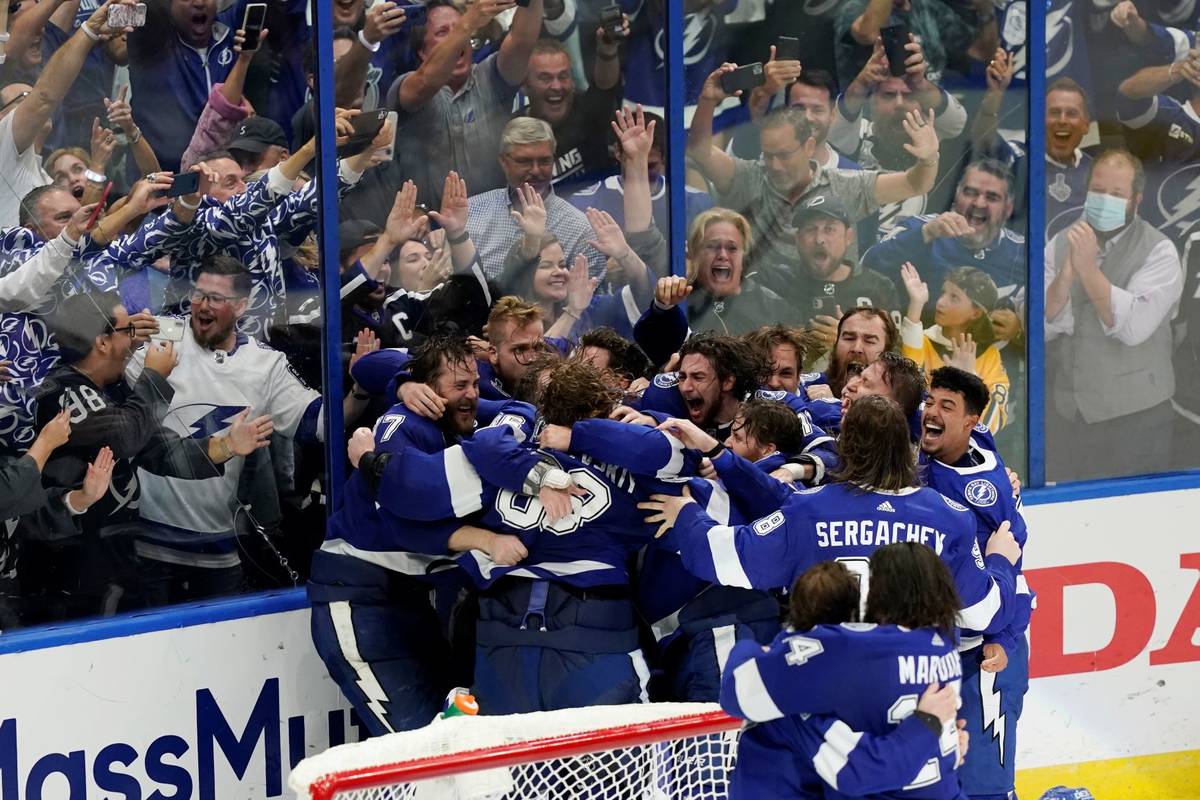 Los Tampa Bay Lightning celebran su victoria en la serie sobre los Montreal Canadiens para cons ...