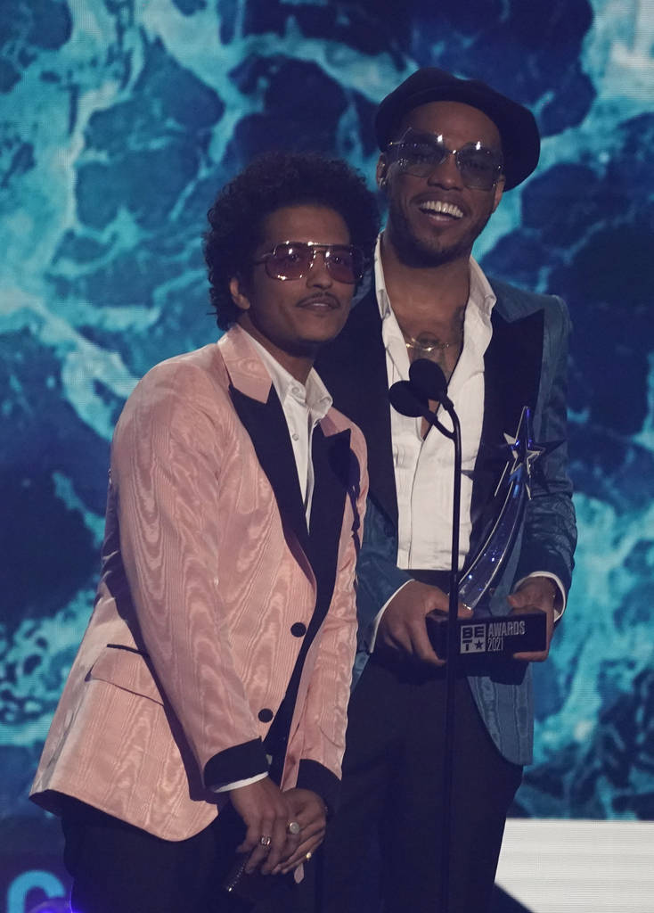 Bruno Mars, a la izquierda, y Anderson .Paak, de Silk Sonic, aceptan el premio al mejor grupo e ...