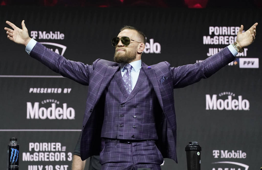 Conor McGregor hace un gesto al público durante una conferencia de prensa para un combate de U ...