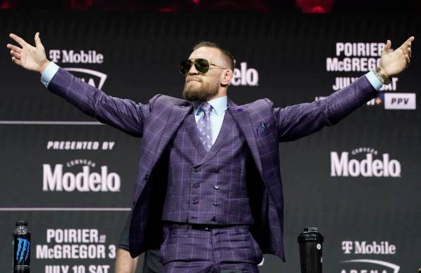 Conor McGregor hace un gesto al público durante una conferencia de prensa para un combate de U ...