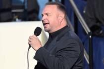 El cantante de country Garth Brooks se presenta durante la 59ª investidura presidencial en el ...