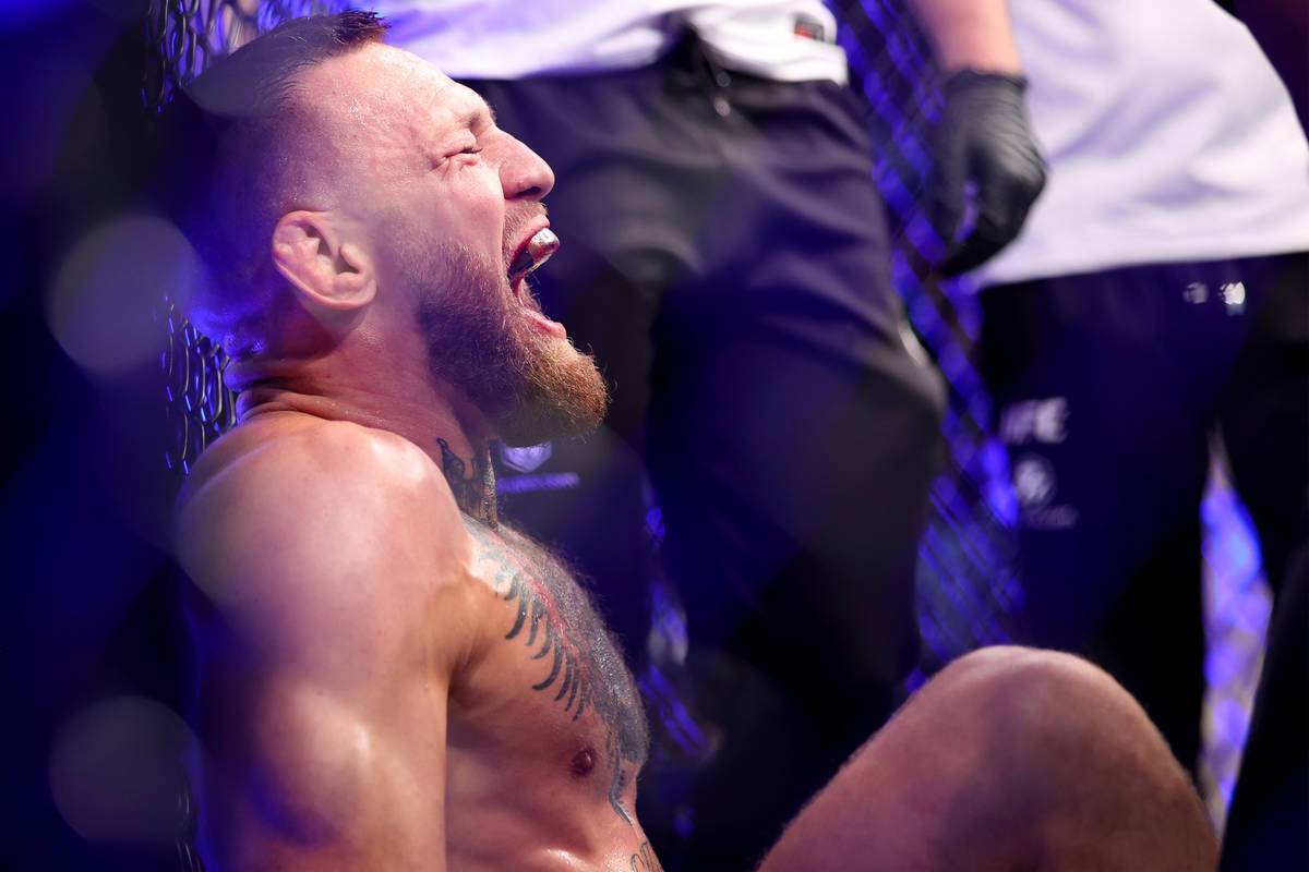 Conor McGregor grita de dolor después de lastimarse el pie en el primer asalto de una pelea de ...