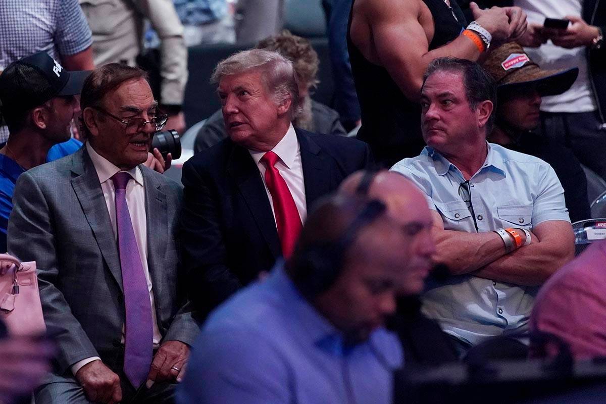 El ex-presidente de Estados Unidos, Donald Trump (centro), asiste a UFC 264 el sábado 10 de ju ...
