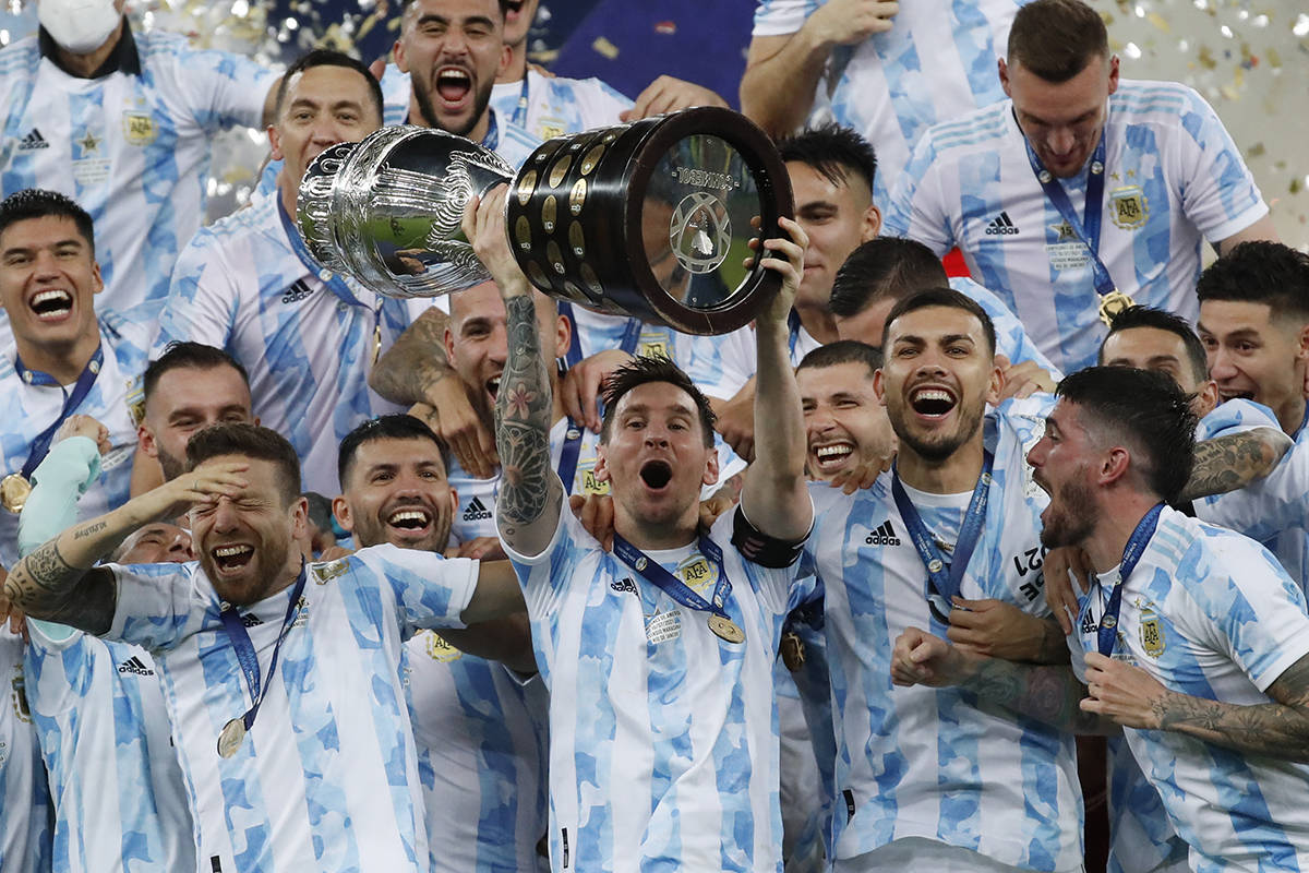 El argentino Lionel Messi alza el trofeo después de vencer 1-0 a Brasil en la final de la Copa ...