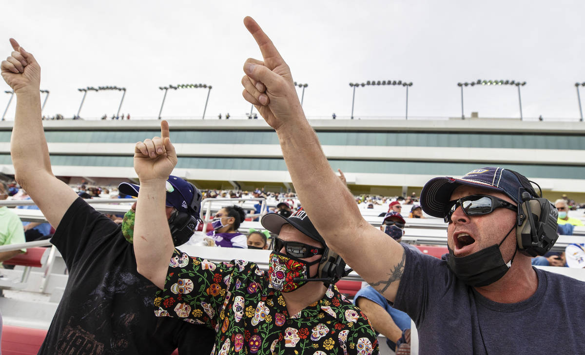 Fans animan desde las gradas durante la carrera automovilística Pennzoil 400 de la NASCAR Cup ...