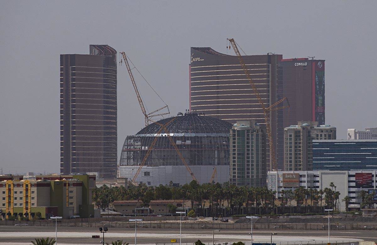 Una vista hacia la MSG Sphere, Wynn y Encore mientras las condiciones meteorológicas brumosas ...