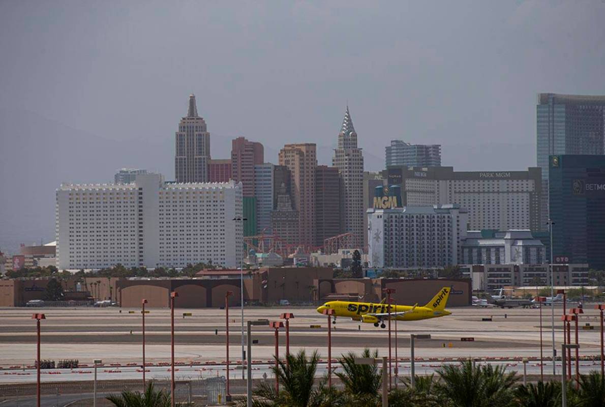 Un avión de Spirit Airlines aterriza en el Aeropuerto Internacional McCarran mientras el clima ...