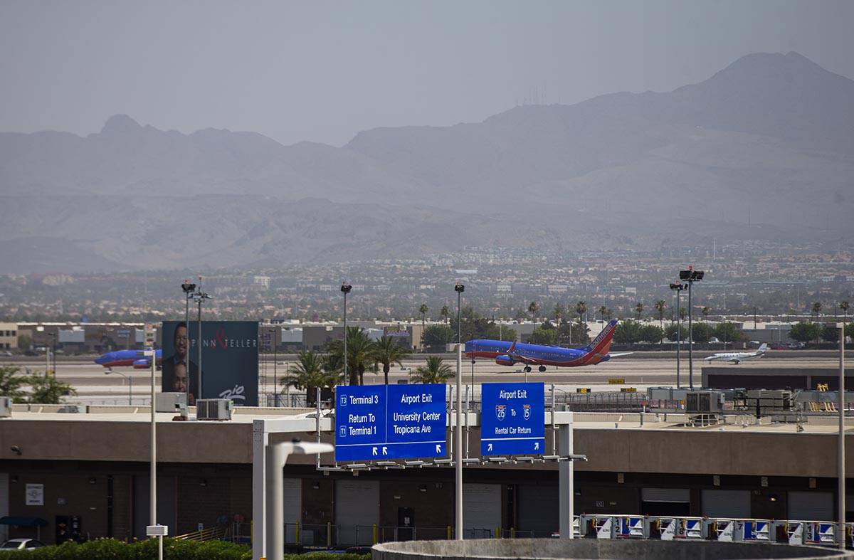 Un avión de Southwest Airlines despega del Aeropuerto Internacional McCarran mientras las cond ...