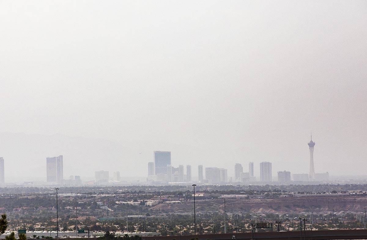 El Strip visto desde Henderson el domingo 11 de julio de 2021. El calor excesivo sigue afectand ...