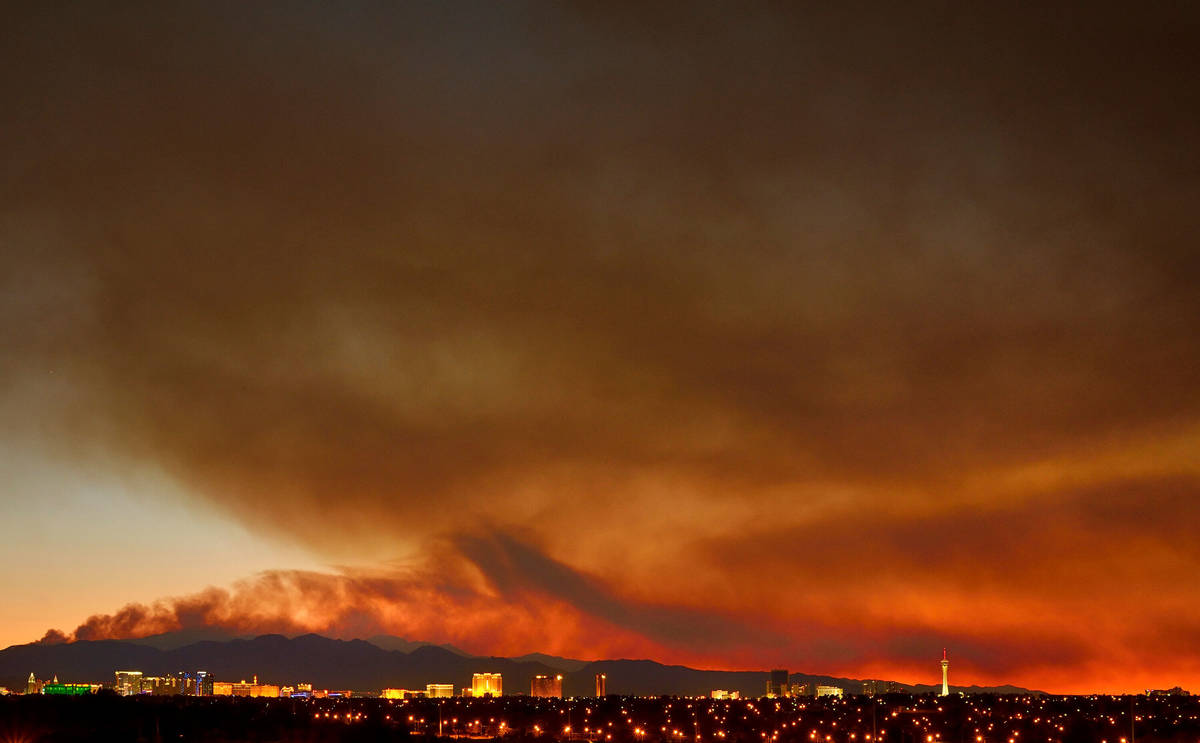El humo del incendio Carpenter 1 se eleva sobre el Strip en Las Vegas el martes 9 de julio de 2 ...