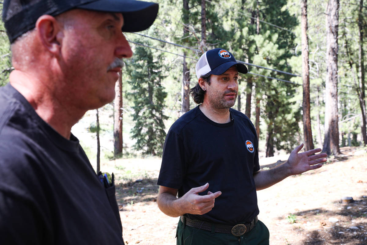 Josh Thalacker, especialista en cortafuegos del U.S. Forest Service, habla en Mount Charleston, ...