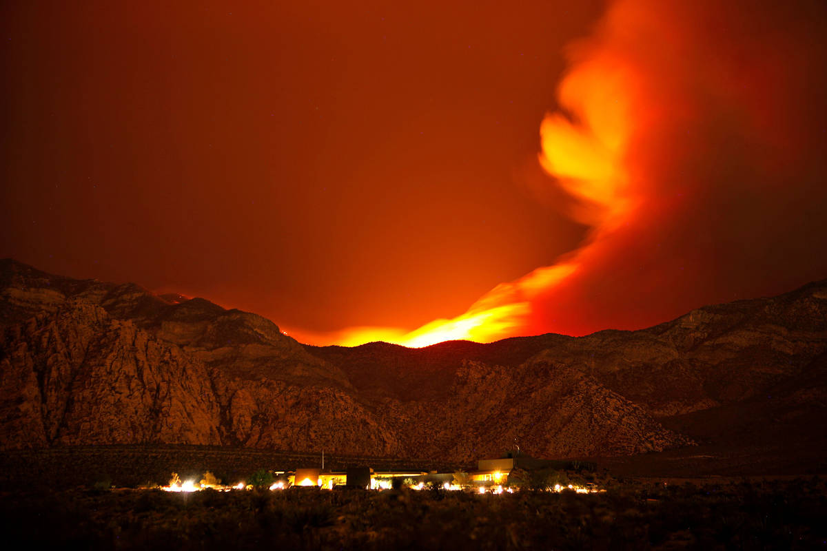 El incendio Carpenter 1 arde en las montañas detrás del centro de visitantes del Red Rock Con ...