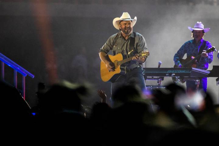 Garth Brooks toca ante el público en el Allegiant Stadium el viernes 10 de julio de 2021, en L ...