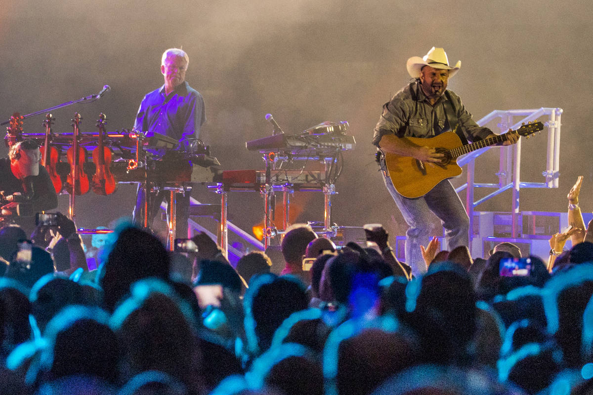 Garth Brooks toca ante el público en el Allegiant Stadium el viernes 10 de julio de 2021, en L ...